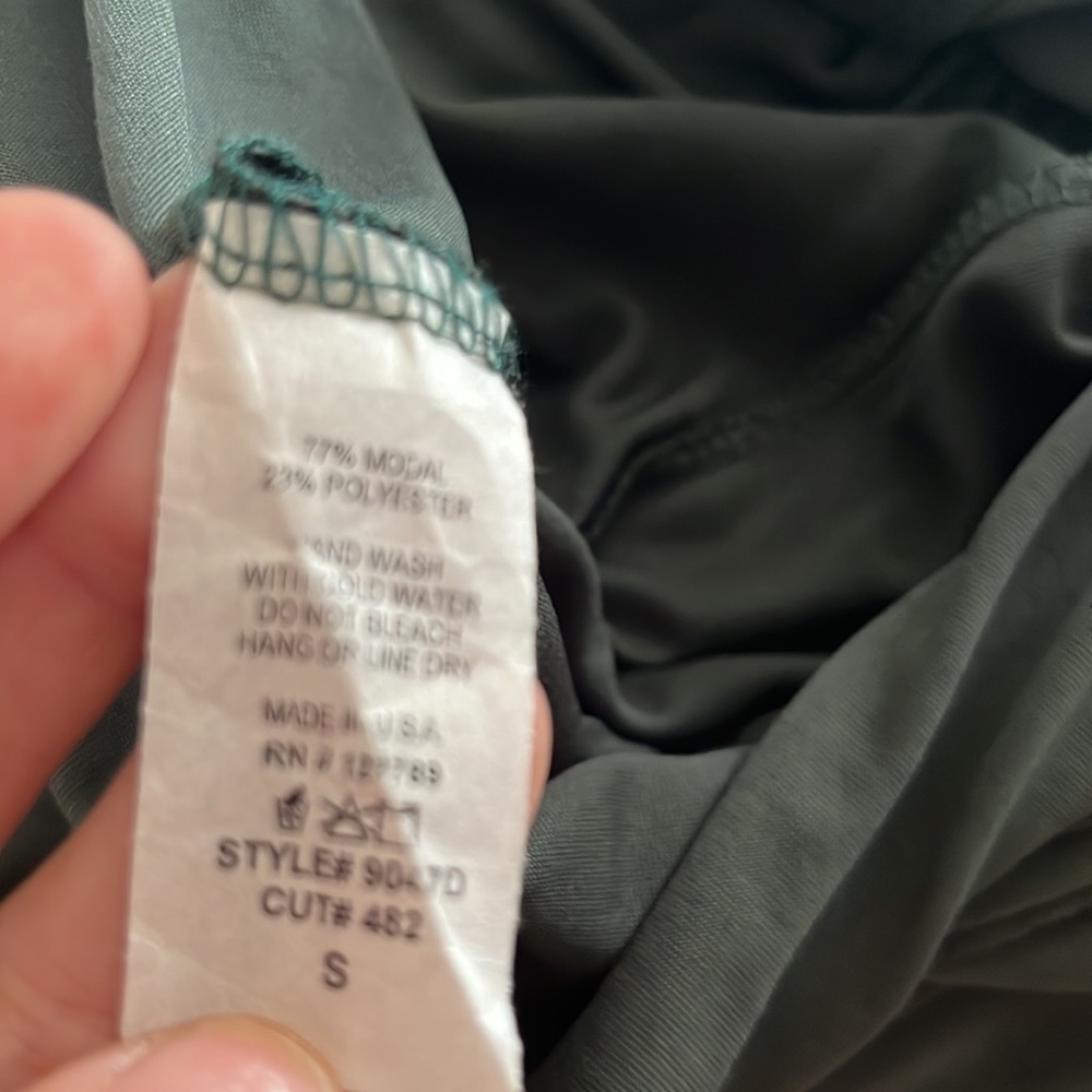 Open Shoulder Flattering Emerald Colored Dress - image 5